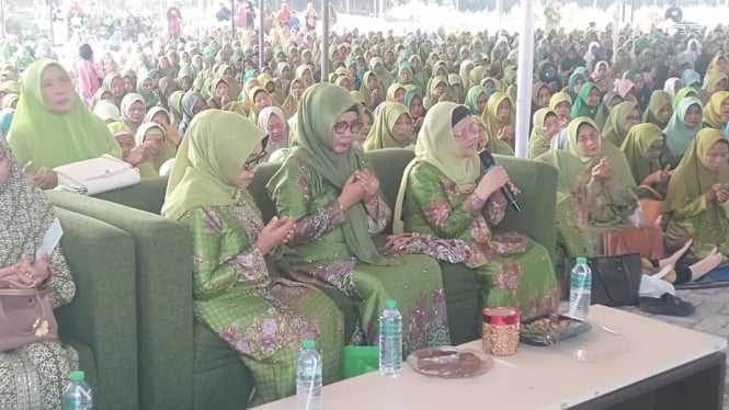 Mundjidah Wahab saat bersama kader Muslimat.