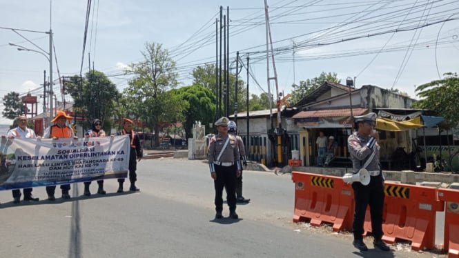 Sosialisasi Satlantas Polres Jombang di perlintasan KA sebidang.