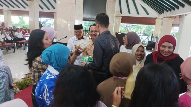 Pegiat IKM Kabupaten Malang tawarkan produk kepada Turki Emrah Celebi