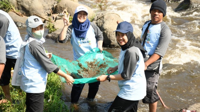 Guru diajari pemantauan kualitas air.