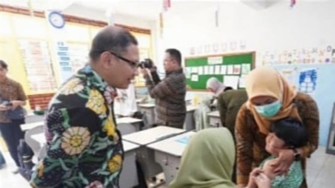 Pj Wali Kota Batu saat memantau kegiatan imunisasi