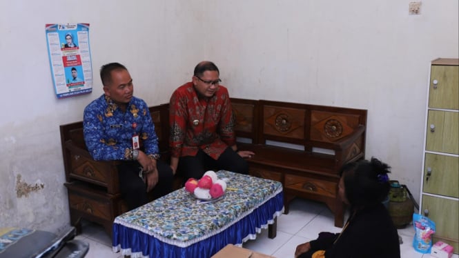 Pj Wali Kota Batu saat memberikan bantuan kursi roda