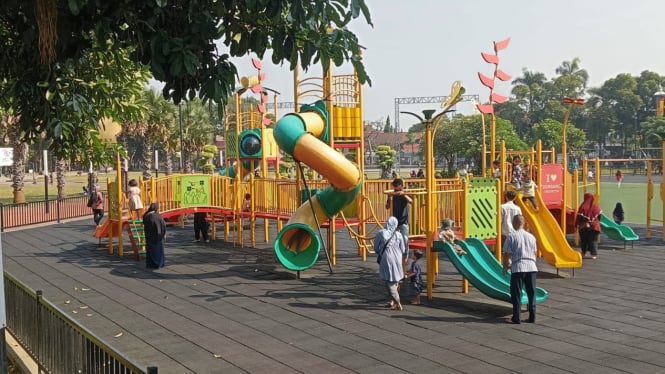 Playground alun-alun Jombang.