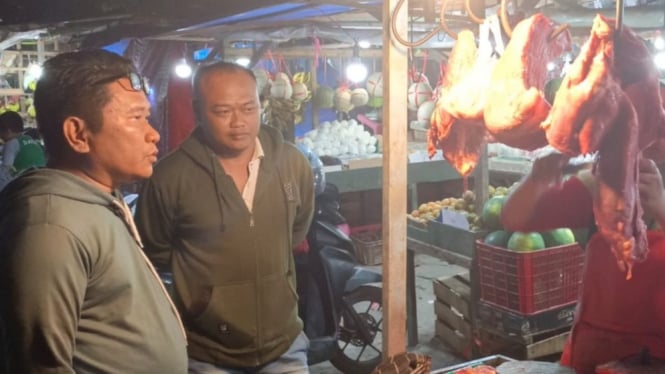 Kepala pasar Bangil saat sidak ke pedagang daging sapi.