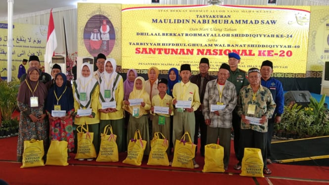 Santunan nasional di Ponpes Majma'al Bahrain Shiddiqiyyah.