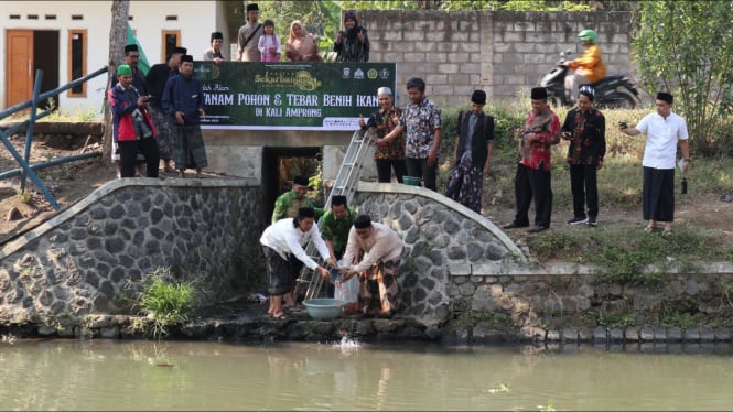 Tanam pohon dan tebar benih ikan di Sungai Amprong