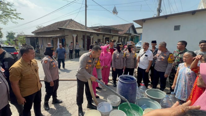 Kapolres Pasuruan AKBP Teddy Candra menyalurkan air bersih