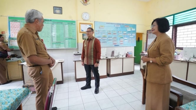 Pj Wali Kota Batu saat memantau SDN Sisir