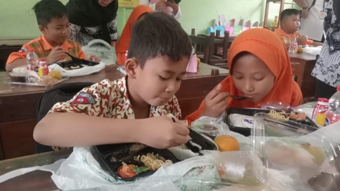 Pelajar SD saat ikuti simulasi makan siang gratis.