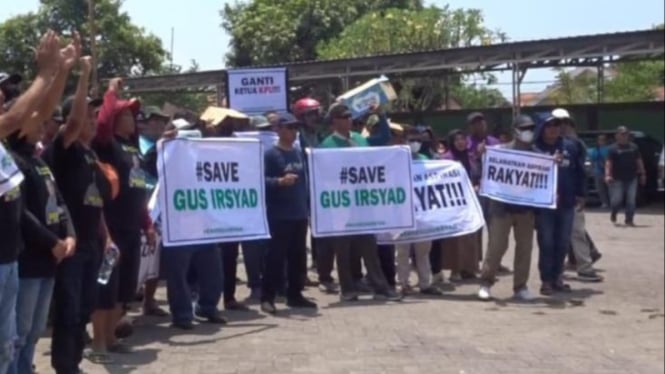 Ratusan massa dari SGI demo di KPU Pasuruan