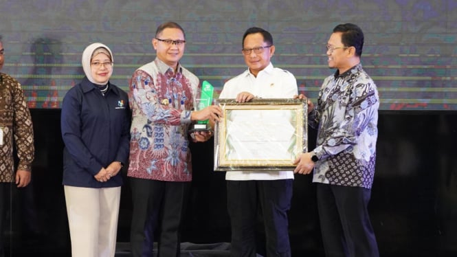 Penghargaan diterima Pj Wali Kota Batu, Aries Agung Paewai.