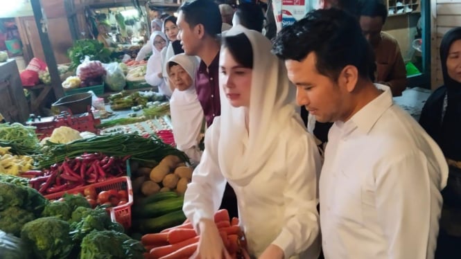 Emil Dardak bersama istri berbelanja di Pasar Pandaan