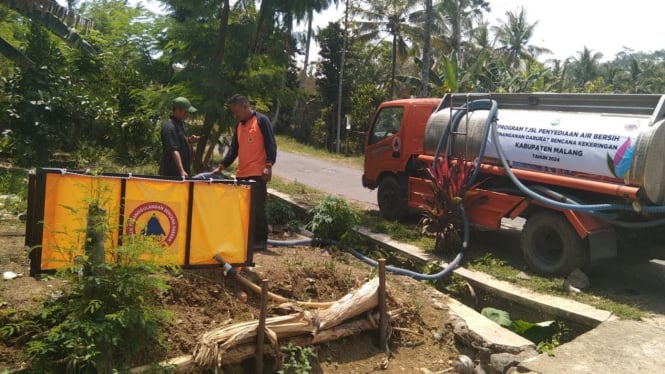 BPBD Kabupaten Malang distribusikan air bersih.