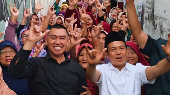 Abah Anton - Dimyati saat bersama warga Muslimat NU