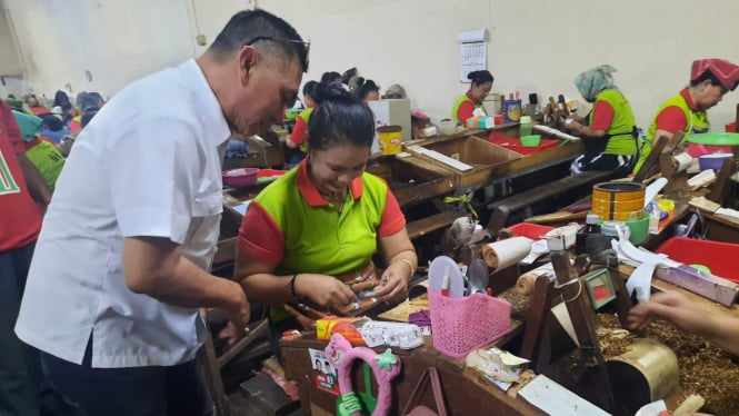 Calon Wali Kota Malang, Moch Anton bertemu buruh pabrik rokok