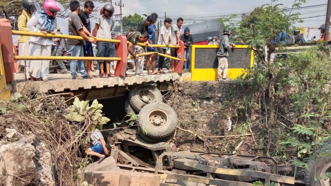 Kondisi truk trailer yang terjun ke sungai di Pasuruan