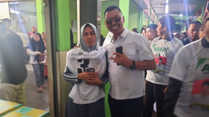 Abah Anton saat diajak berswafoto pedagang di Pasar Sawojajar