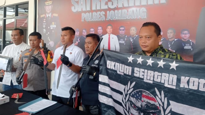 Polisi menunjukkan sajam milik gengster di Jombang.