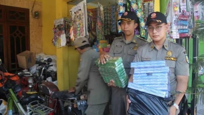 Satpol PP Jombang saat amankan rokok ilegal.