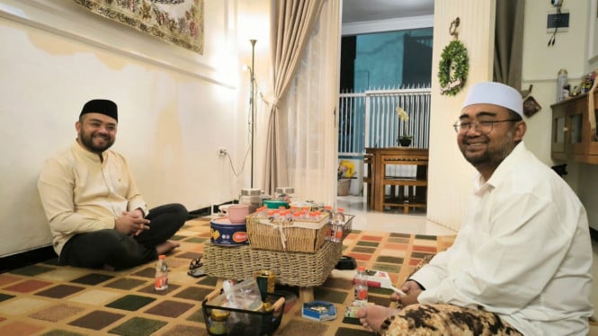 Mas Heli saat bersilaturahmi di rumah Gus Habib Asyik.