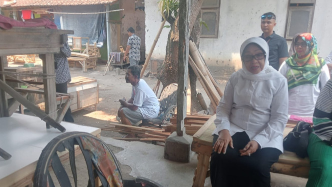 Cabup Mundjidah saat bertemu perajin kandang ayam.