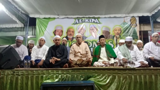 Abah Anton bersama ulama di Majelis Cinta Umat.