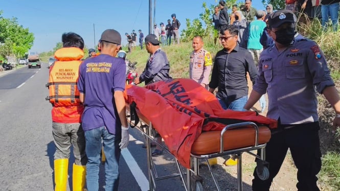 Proses evakuasi jenazah di Sungai Brantas, Jombang.