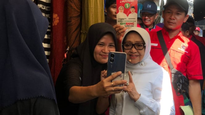 Pedagang Pasar Legi Jombang antri berfoto dengan Munjidah.