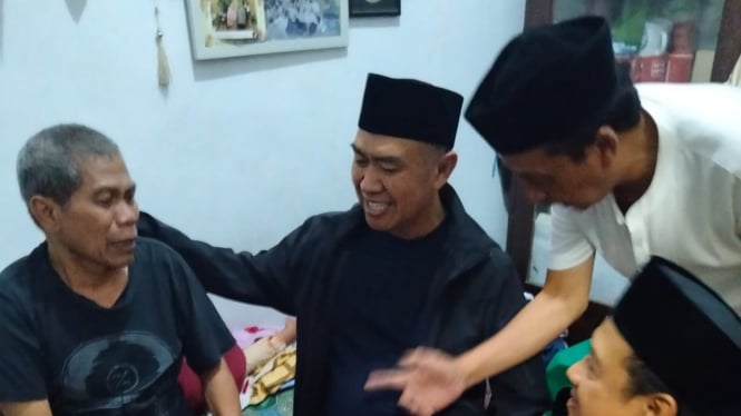 Abah Anton saat bersama warga Tanjungrejo, Kota Malang