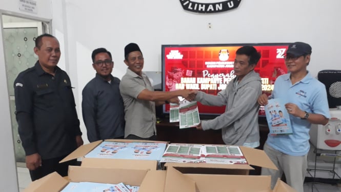 Penyerahan bahan kampanye Pilkada Jombang kepada LO.