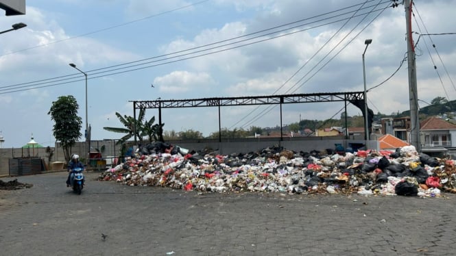 Gunungan sampah di TPS besar