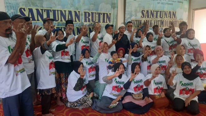 Abah Anton bersama warga di Pondok Pesantren Darul Muttaqin, Sukun