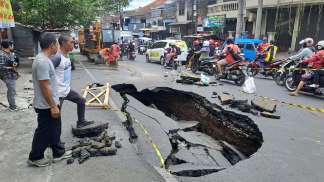 Lubang besar di Jalan Muharto