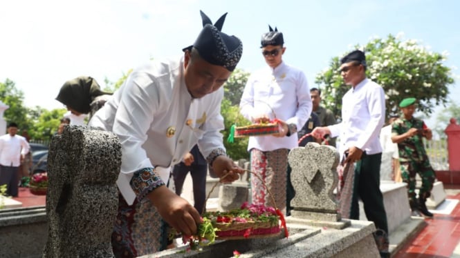 Pj Bupati Jombang saat tabur bunga di malam bupati pertama