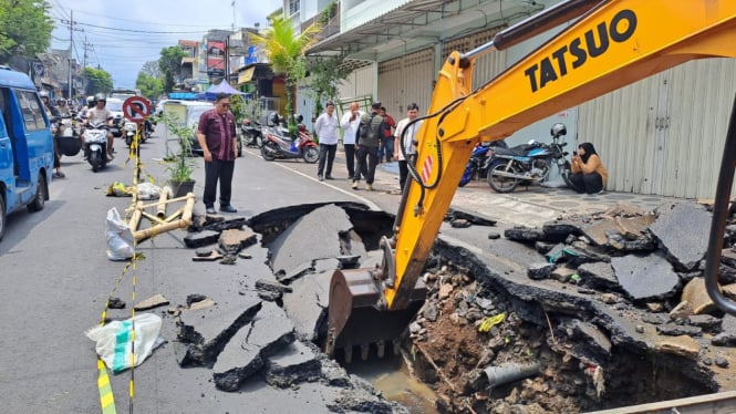 Jalan ambrol di Jalan Muharto, Jodipan, Kota Malang.