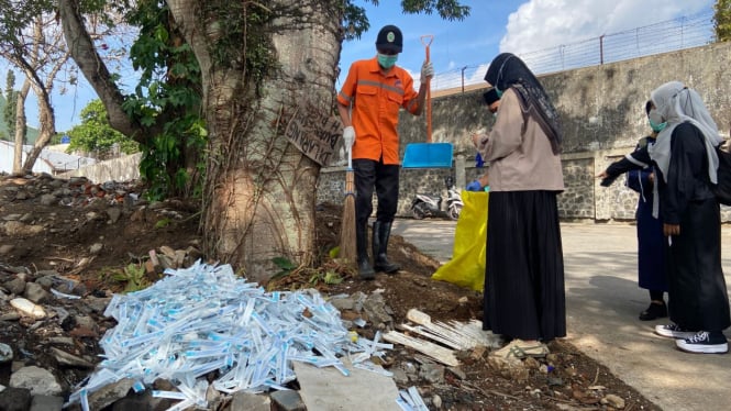 Tumpukan sampah medis di pinggir jalan Kota Malang