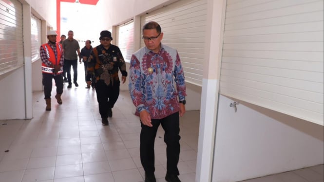 Pj Wali Kota Batu saat meninjau pembangunan Pasar Unggas