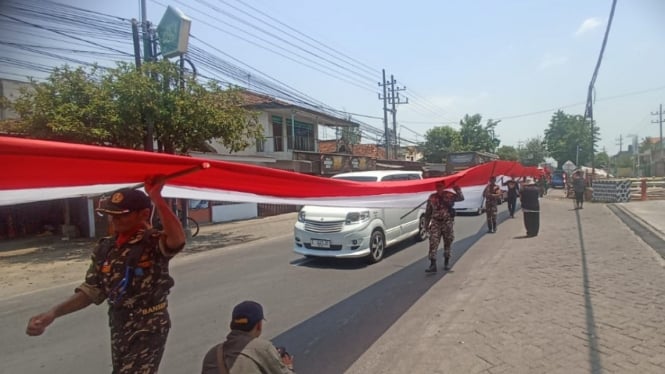 Kirap bendera oleh Banser di Jombang