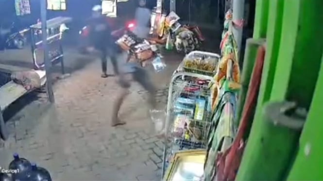 Rekaman CCTV aksi gengster saat melakukan keonaran.