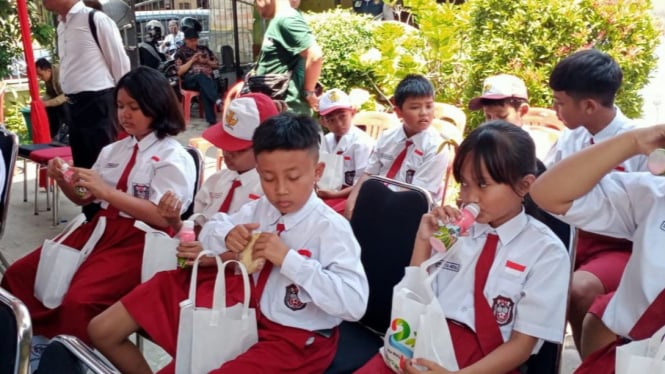 Makan bergizi gratis siswa di Kota Batu.