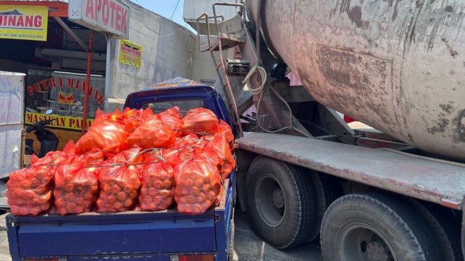 Truk molen tabrak pick up di Kota Batu