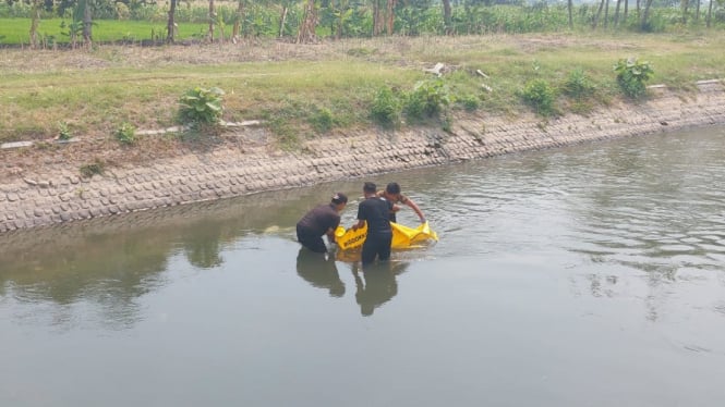 Evakuasi mayat perempuan tanpa celana di Jombang