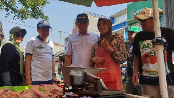 Abah Anton dan Dimyati saat di Pasar Kebalen Kota Malang