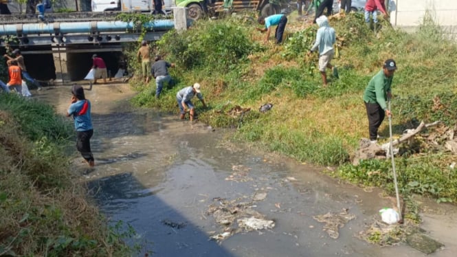 Gotong-royong warga bersih sungai DAS Sungai Wrati