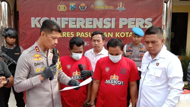 Pelaku judi online saat digelandang di Mapolres Pasuruan Kota