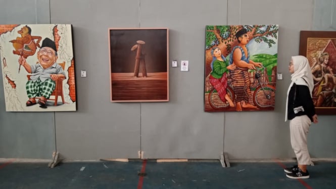 Pameran lukisan di GOR Merdeka Jombang.