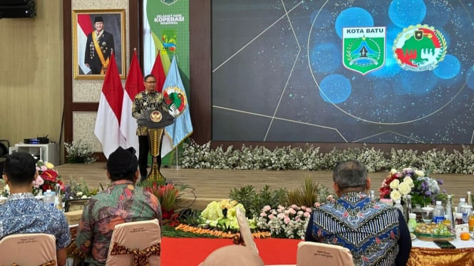 Pj Wali Kota Batu, Aries Agung Paewai saat mengisi acara