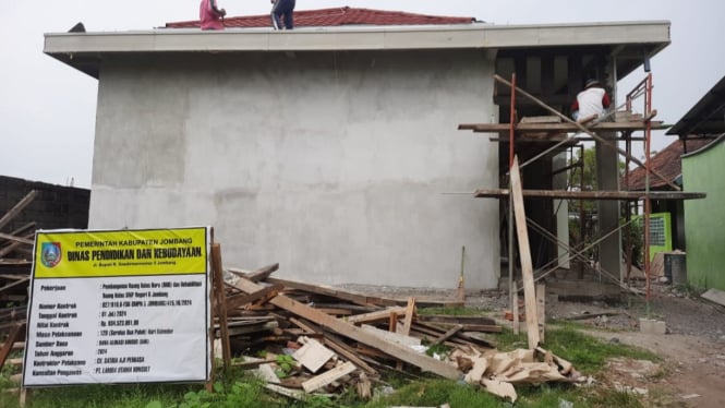 Pembangunan proyek rehabilitasi gedung SMP belum selesai.