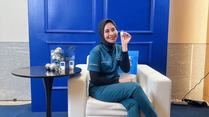 Owner The Maple's Beauty, dr. Widia menunjukkan produk Juve Look