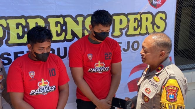 Kedua tersangka pemain judi online saat di Mapolsek Purworejo